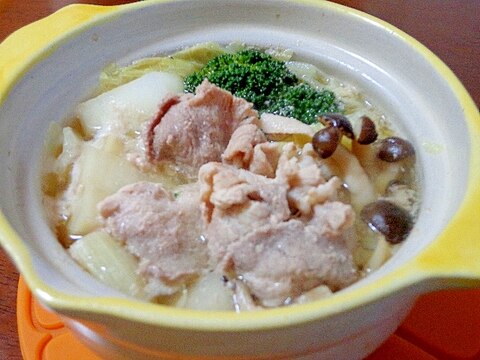 冬瓜スープの素で♪大根と豚肉とブロッコリーの一人鍋